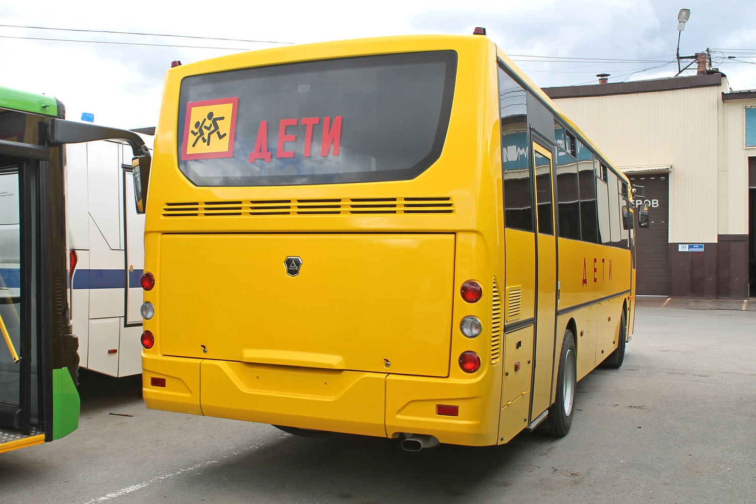 Автобус КАВЗ-4238-D5 Школьный